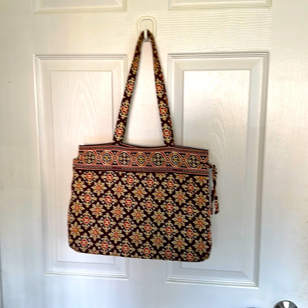 Vera Bradley. Medium Size Handbag, Vintage, In Excellent Condition.